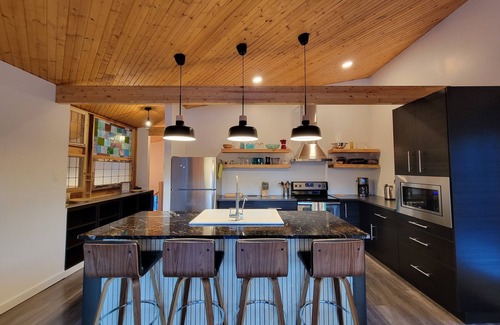 Haines Junction House | Cozy modern mountain home with views