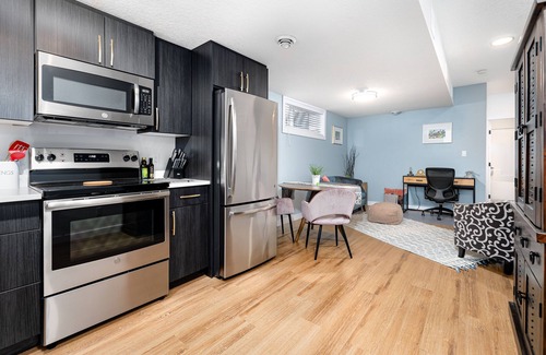Southeast Edmonton House | Cozy, modern suite in trendy, historic Hazeldean. Close to Whyte/UofAnn