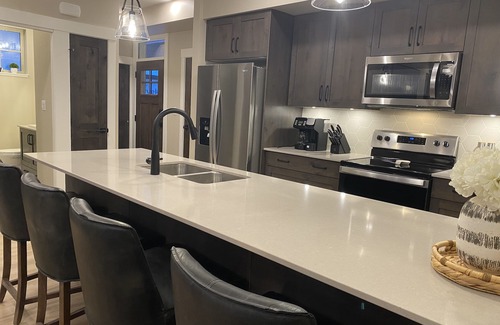 Sun Peaks House | Cozy Modern True Ski-in/Ski-out, Hot Tub, Townhouse