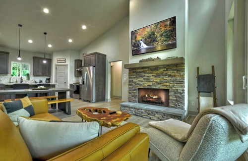 Blue Ridge Cabin | Cozy, modern vibes plus a hot tub! - Casa Moderne