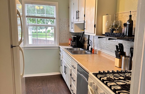 Toledo House | Cozy,near Zoo,UTMC,DT Toledo,Walk trail. Working travelers/families/dogs.