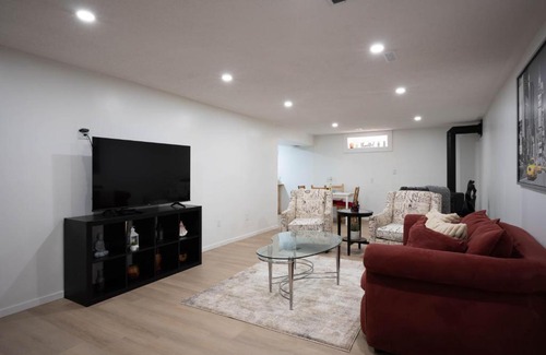 Leduc Apartment | Cozy nestled