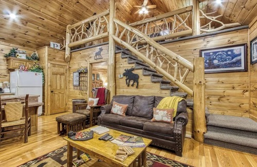 Wears Valley Cabin | Cozy & Nestled in the Woods! 1BD+Loft *HOT TUB!*