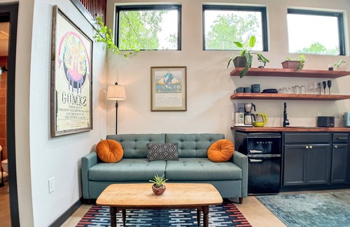 MLK House | Cozy, new, east ATX Tiny home w/King bed, close to UT campus, downtown, airport
