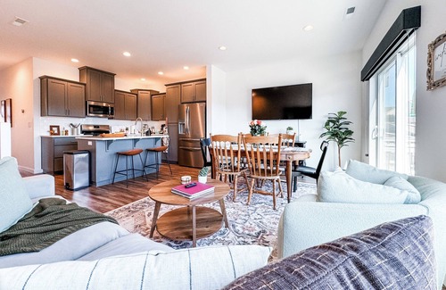 South Gateway House | Cozy New Townhome in South Salem with King Beds, Game Room, Vintage Vibes