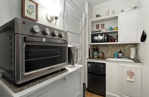 Bellevue Avenue Historic District Apartment | Cozy Newport Studio, steps to Cliff Walk, Beaches & Downtown