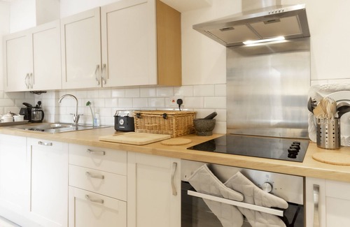 Oakham House | Cozy Nook Cottage - Sleeps 4, Garden & Parking