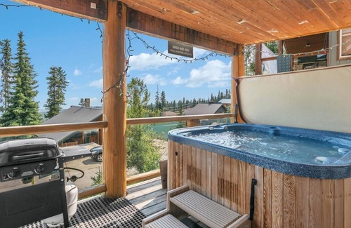 Snow Pine Estates Apartment | Cozy Nook - Cozy and Rustic with Private Hot Tub and a Nice View
