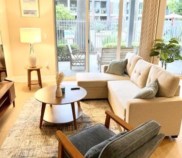 Marina del Rey Apartment | Cozy Oceanfront Pool view Condo in Marina Del Rey