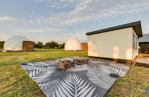 Thackerville House | Cozy Oklahoma Cabin with Fire Pit, Bar and Gas Grill!