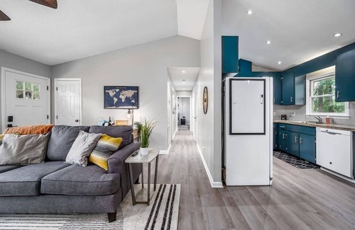 Apex House | Cozy on Ger-Maine St. 1 Mile From Downtown Apex