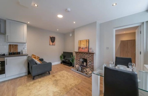 Brasted House | Cozy One Bedroom Cottage With Spacious Garden + BBQ