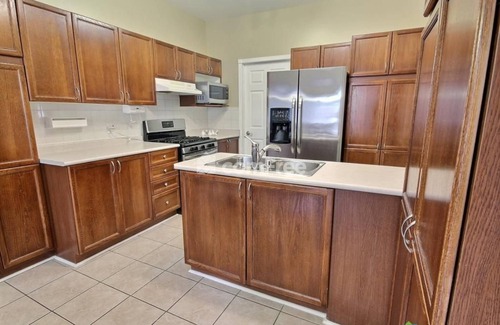 Ottawa Division House | Cozy & Peaceful 5 Bedroom House in Orleans, Ottawa