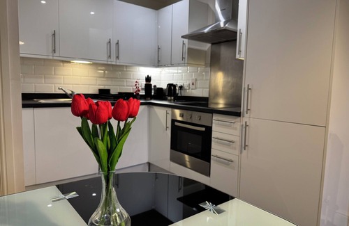 Luton Apartment | Cozy peaceful apartment in the centre of Luton near Airport,Train Station and FC