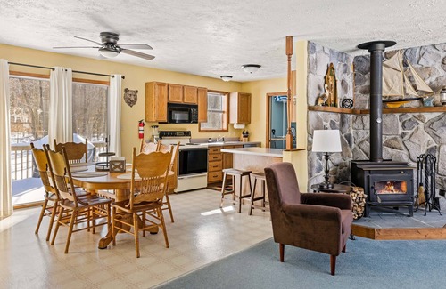 Pocono Lake House | Cozy Pocono Ranch in Arrowhead Lake