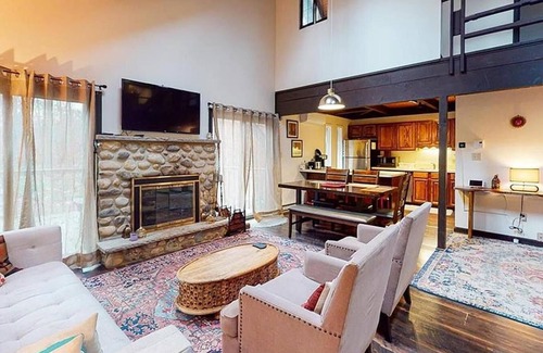 Pocono Pines Cabin | Cozy Pocono retreat for all seasons! Family-sized, pets welcome.