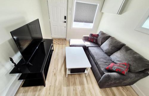Riverview Apartment | Cozy Private Bachelor Unit King Size bed