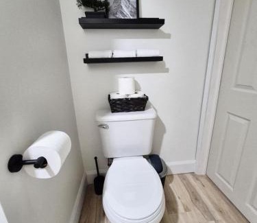 Riverview Apartment | Cozy Private Bachelor Unit King Size bed