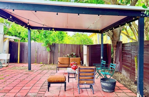 West Little Havana House | Cozy Private Room, Near the Airport - Free Parking