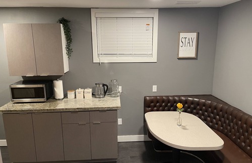 Hope House | Cozy Private Suite with hot tub and fire-pit!