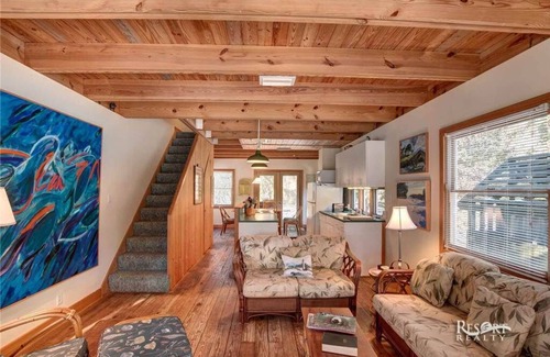 Ocean Hill House | Cozy, Quaint and Cute! Oceanside Corolla - 2 Bedrooms.