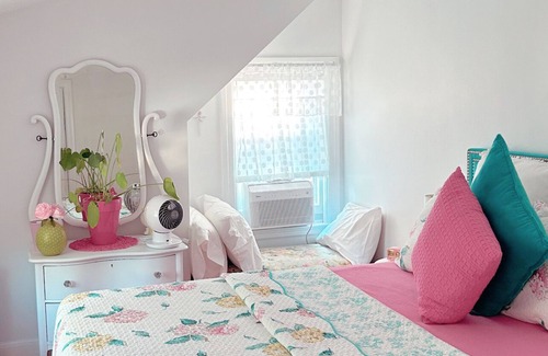 Norwood House | Cozy, Quaint Vintage Style Home