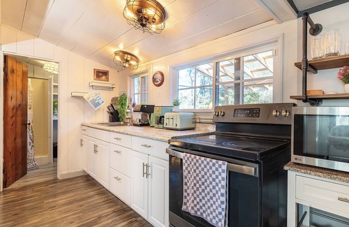 Westport Cottage | Cozy & Quaint Westport Cottage, EV charger, 1mi to beach, restaurants & parks