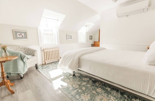 Francestown Cabin | Cozy Queen Room in Inn on Crotched Mountain