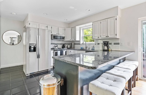 Springs House | Cozy quiet gem, private & fenced in backyard