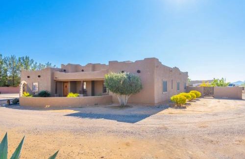 Desert Hills House | Cozy quiet home BBQ Pool Outdoor entertaining