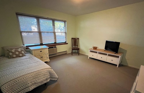 Secaucus Bed & Breakfast | Cozy & quite your home away from home. Public transport steps away