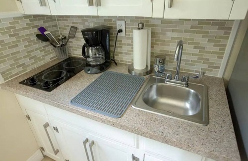 Granada Villa | Cozy Remodeled Private Guest House