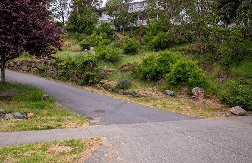 Langford House | Cozy Renovated Oasis W Private Terrace & Parking