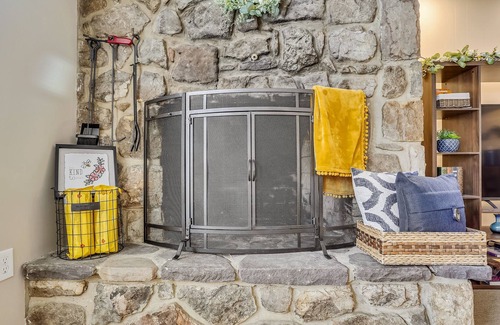 Mount Jackson Resort | Cozy Renovated Pet Friendly Resort Condo on the Slopes