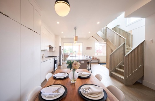Downsview House | Cozy Retreat Bright House
