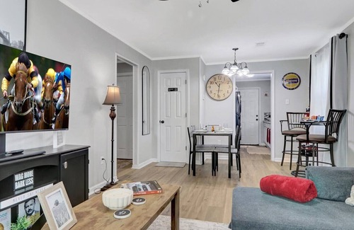 Pine Bluff House | Cozy Retreat: EV Charger, Fire Pit, Large Yard, Outdoor Movie Projector