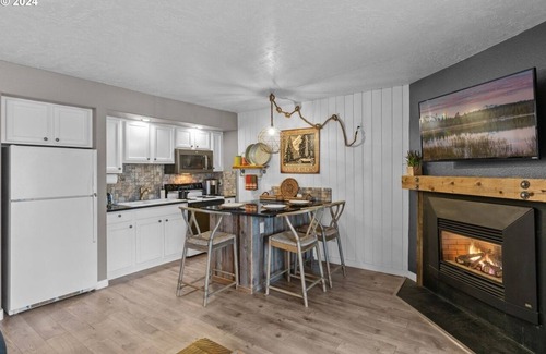 Century West Condo | Cozy retreat near downtown, amphitheater, short walk to Deschutes river, has AC!
