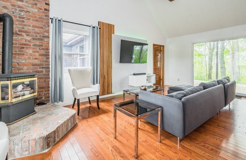 Georgian Bluffs Cottage | Cozy Retreat: Serene Views & Group Friendly