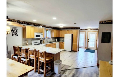 Oglesby House | Cozy Retreat Villa. WIFI. Close to Starved Rock & Matthiessen Parks. Amazing!