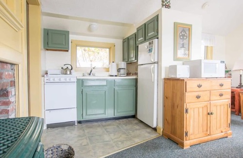 Eastham Cabin | Cozy Retreat w/Great Views of Town Cove!