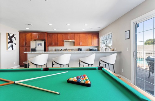 River Mountain House | Cozy Retreat with NEW Pickleball Court + Pool/Games and More!