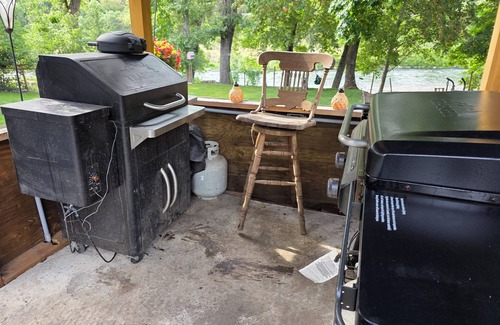Grants Pass Cabin | Cozy river cabin with hot tub, great fishing, and peaceful nature views.