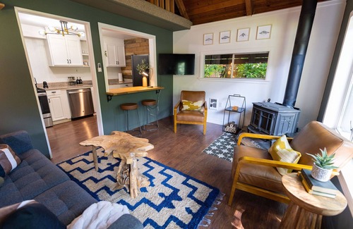 Gold Bar Cabin | Cozy Riverfront Retreat W/Hot Tub & Epic Mt Index Views