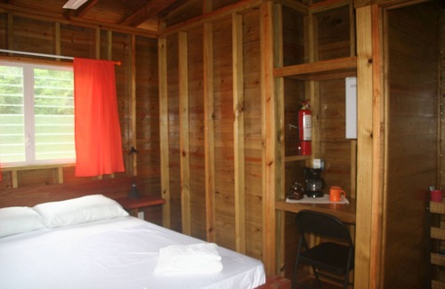 Unitedville Cabin | Cozy room in beautifull garden with AC, pool - close to ATM, CARACOL .