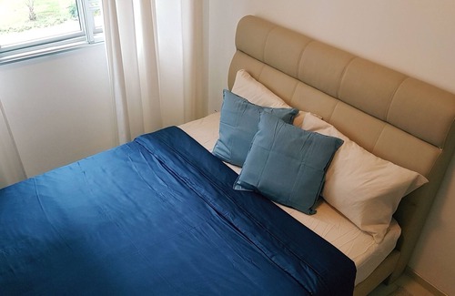 Woodlands Bed & Breakfast | Cozy Room in Woodlands with Wi-Fi, A/C, Metro-Admiralty