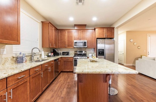 Roseville House | Cozy Room with Breakfast in Serene and beautiful Shared Homen