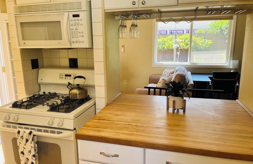 Southeast Salem Cottage | Cozy Rose Cottage in Salem