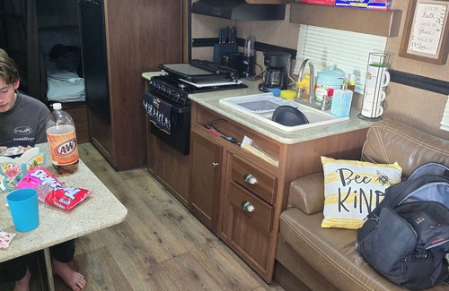 Dinero House | Cozy RV in peaceful Sandia with WiFi, AC,Lake Corpus Chrisit Access nearby
