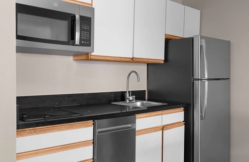 Sacramento Hotel | Cozy Sacramento Suite w/Separate Living Area & Full Kitchen