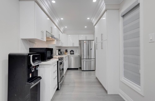 Vaughan House | Cozy & Safe Vaughan rental with Fast Internet & Workspace near Wonderland